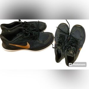 Nike Men's Black and Orange Athletic Shoes